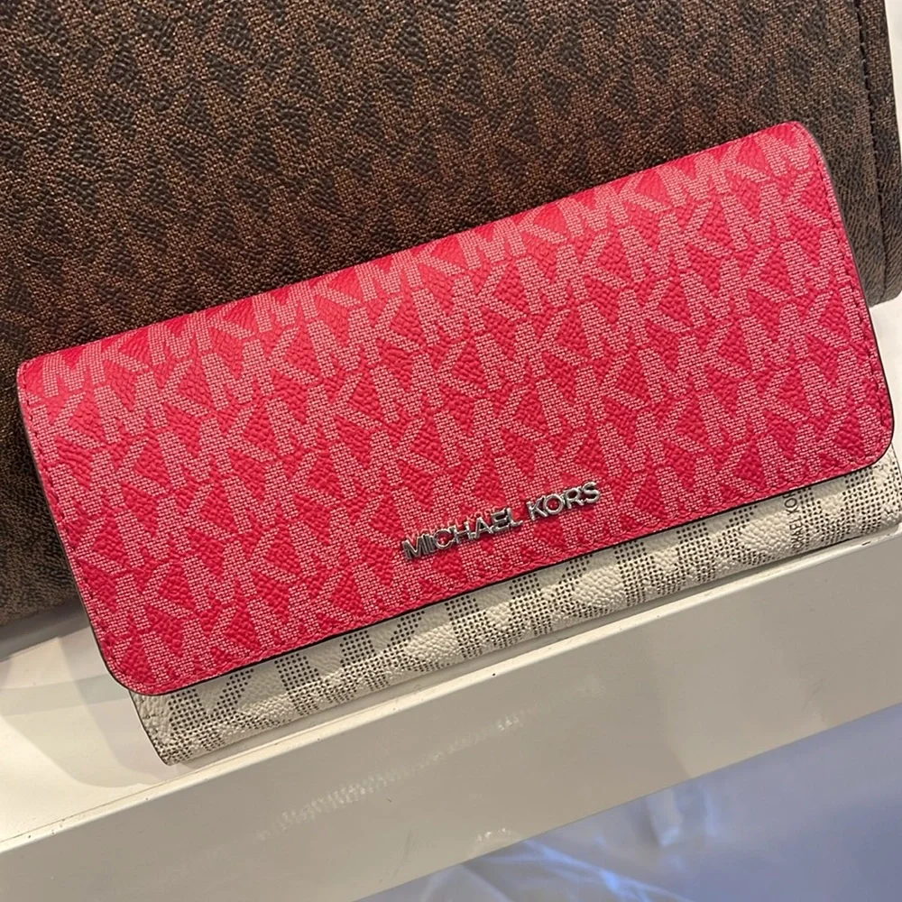 MICHAEL KORS Jet Set Travel Signature Logo Tri-Fold Wallet
DARK RASPBERRY MULTI - Picture 16 of 16